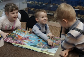Занятие в детском клубе "Юный палеонтолог".