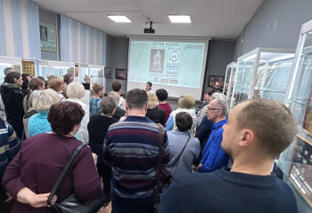  К 45-летию города: в Шарыповском музее открылась уникальная выставка Сергея Краснолуцкого