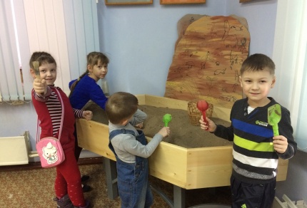 Занятие в детском клубе "Юный палеонтолог".