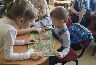 Занятие в детском клубе "Юный палеонтолог".