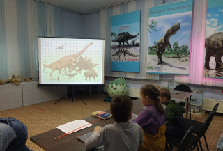 Занятие в детском клубе "Юный палеонтолог".