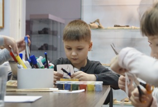 Занятие в детском клубе "Юный палеонтолог".