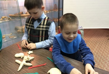 Занятие в детском клубе "Юный палеонтолог"