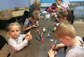 Занятие в детском клубе "Юный палеонтолог".